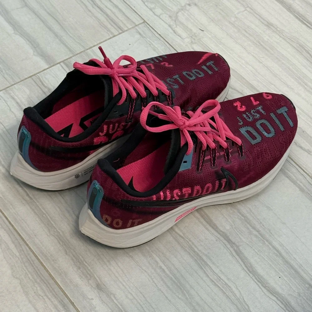 NIKE PEGASUS ZOOM RUNNING SNEAKERS  SZ 9M Sneakers. Cranberry/Blk